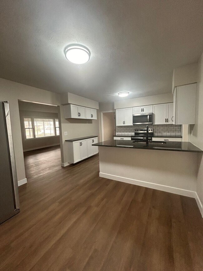 Building Photo - Newly Renovated 3 Bed House w/ 2 Family Rooms