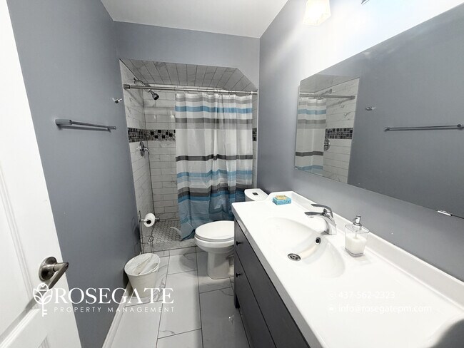 Photo du bâtiment - Furnished 1-Bedroom Basement Apartment with Parking & In-Unit Laundry in Milton