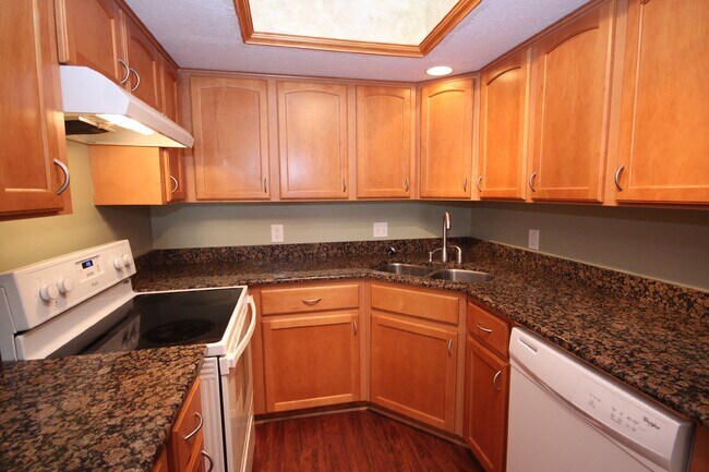Foto del edificio - Northeast Pensacola 2BR Home Near I-10 & Pensacola Bay with Loft, Granite Kitchen, Attached Garag...