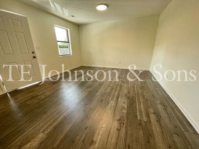 Building Photo - See This Renovated 2 Bedroom In Green Oaks!