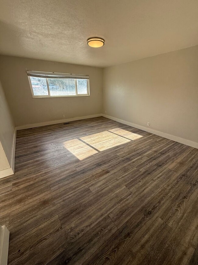 Building Photo - CS-108 W 250 S