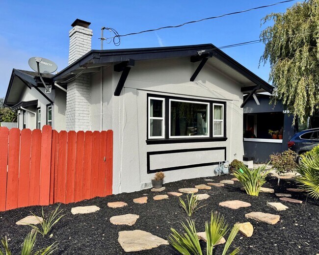 Foto del edificio - Bright, Updated Corner-Lot Home – 2 Bed + Bonus Room | 1 Bath | 1,081 Sq. Ft. | Monthly Landscapi...