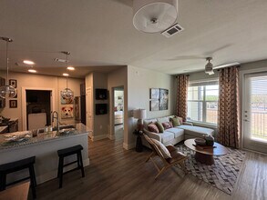 Building Photo - 425 El Rio St