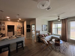 Building Photo - 425 El Rio St