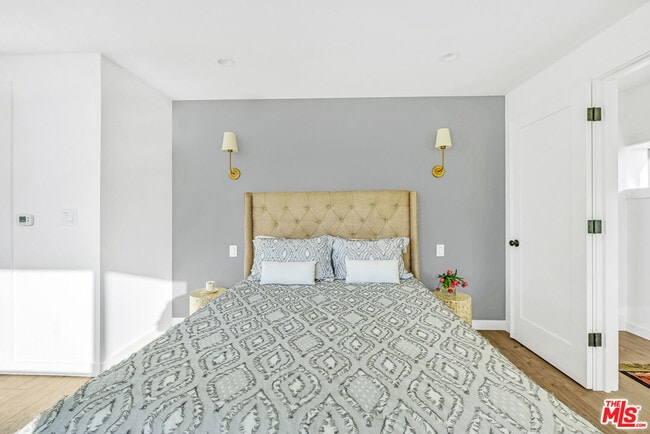 Foto del edificio - 712 Crestmoore Pl