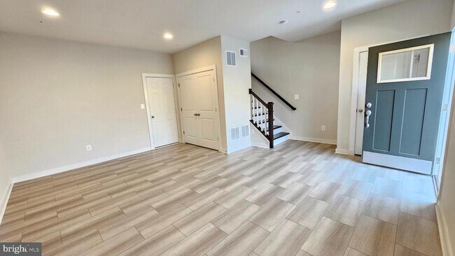 Foto del edificio - 8650 Satinwood Dr