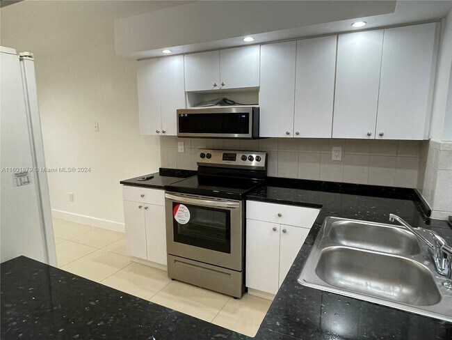Building Photo - 20852 Del Luna Dr