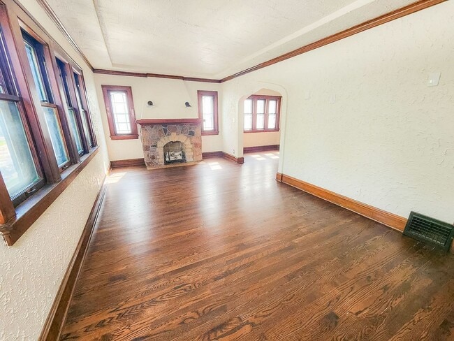 Foto del edificio - Renovated 2-Bedroom Upper Duplex Unit