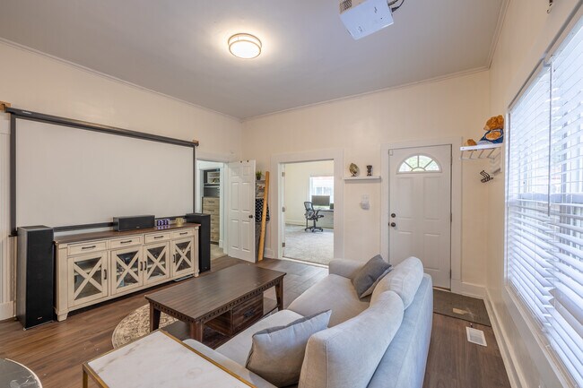 Foto del edificio - 2205 Pleasant St
