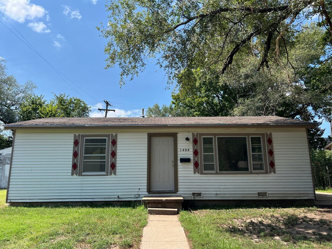 Primary Photo - 4 bedroom, 2 full bath, with 2 family rooms