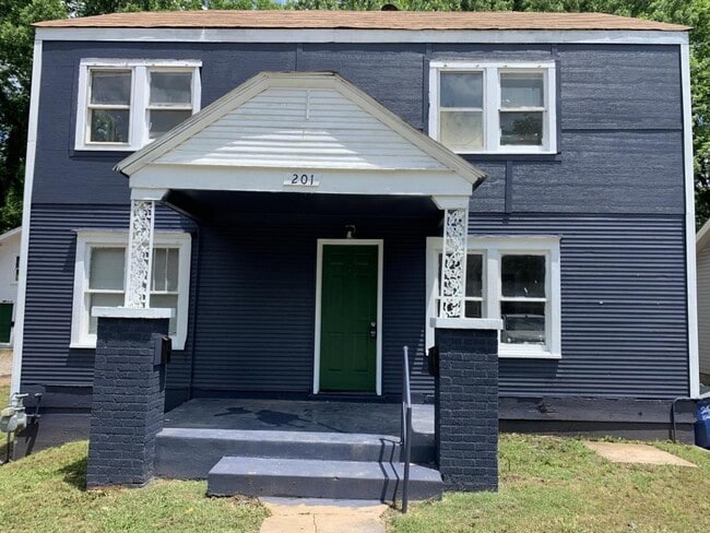 Photo - 201 S Lowry St House