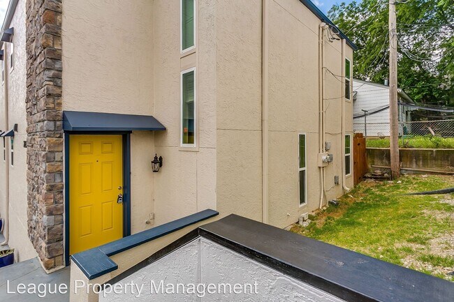 Building Photo - 2 br, 1.5 bath House - 2203 Park Hill Drive