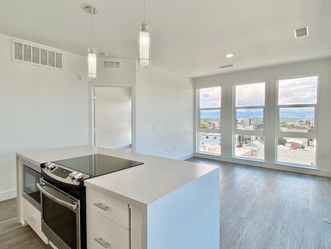 Building Photo - WOW!  Top Corner, 2 bed, 2 bath