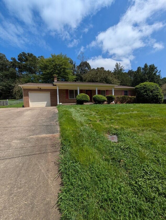 Foto principal - 3BD/2BA Single Family Home w/ Garage in Hi...