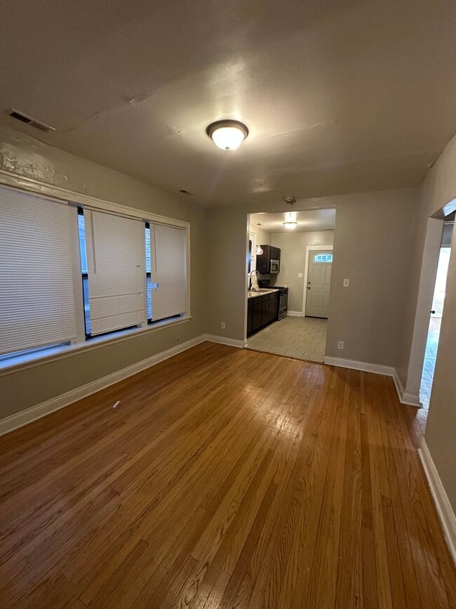 Foto del edificio - 8518 S Bennett Ave