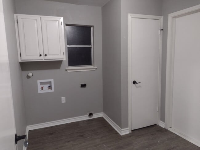 Laundry - 4634 Briardale St