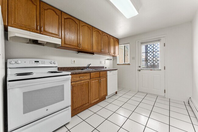 Building Photo - 2316 S Linden Ct