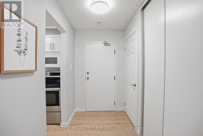 Building Photo - 735 Deveron Crescent