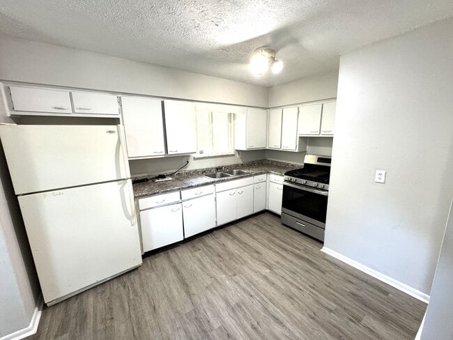 Foto del edificio - 2194 N Riley Ave