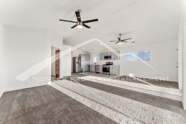 Foto del edificio - Upper Level Half Duplex with Central A/C and In-Unit Laundry