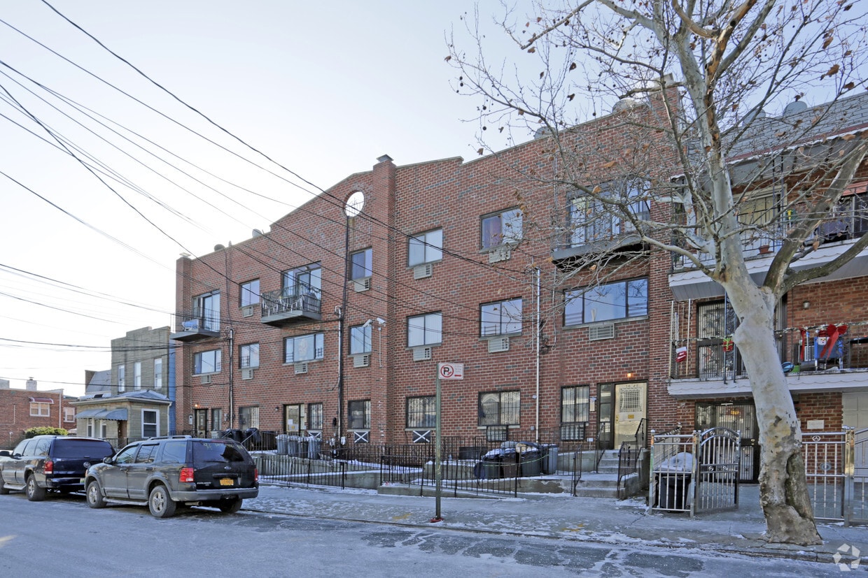 Primary Photo - 56-46-56-52 Van Cleef St