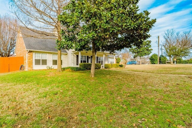 Building Photo - 1306 Lakeside Drive