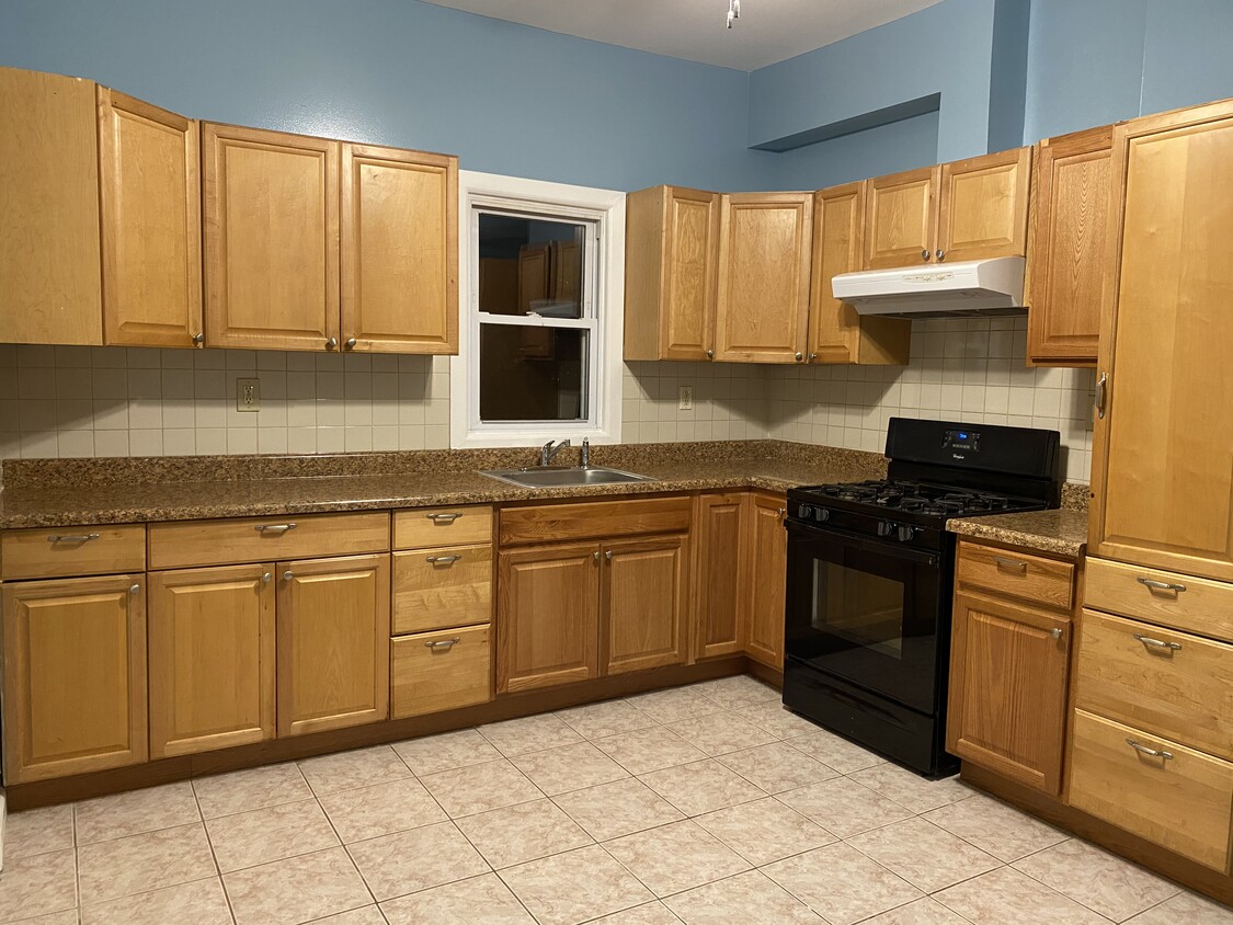Large kitchen with gas range - 131 Bellevue St