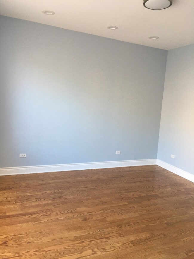Large Living Room - 3232 S Morgan St
