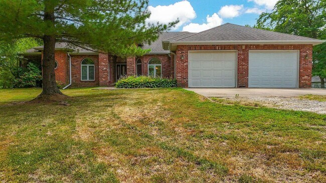 Foto del edificio - Private 3BR Brick Home with Scenic View