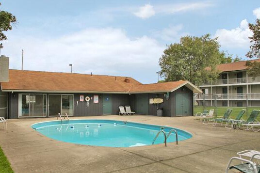 Piscina - Kingswood Court Apartments