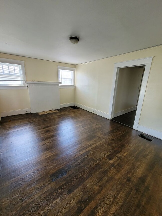 Building Photo - Affordable 3 BR on Tipton!