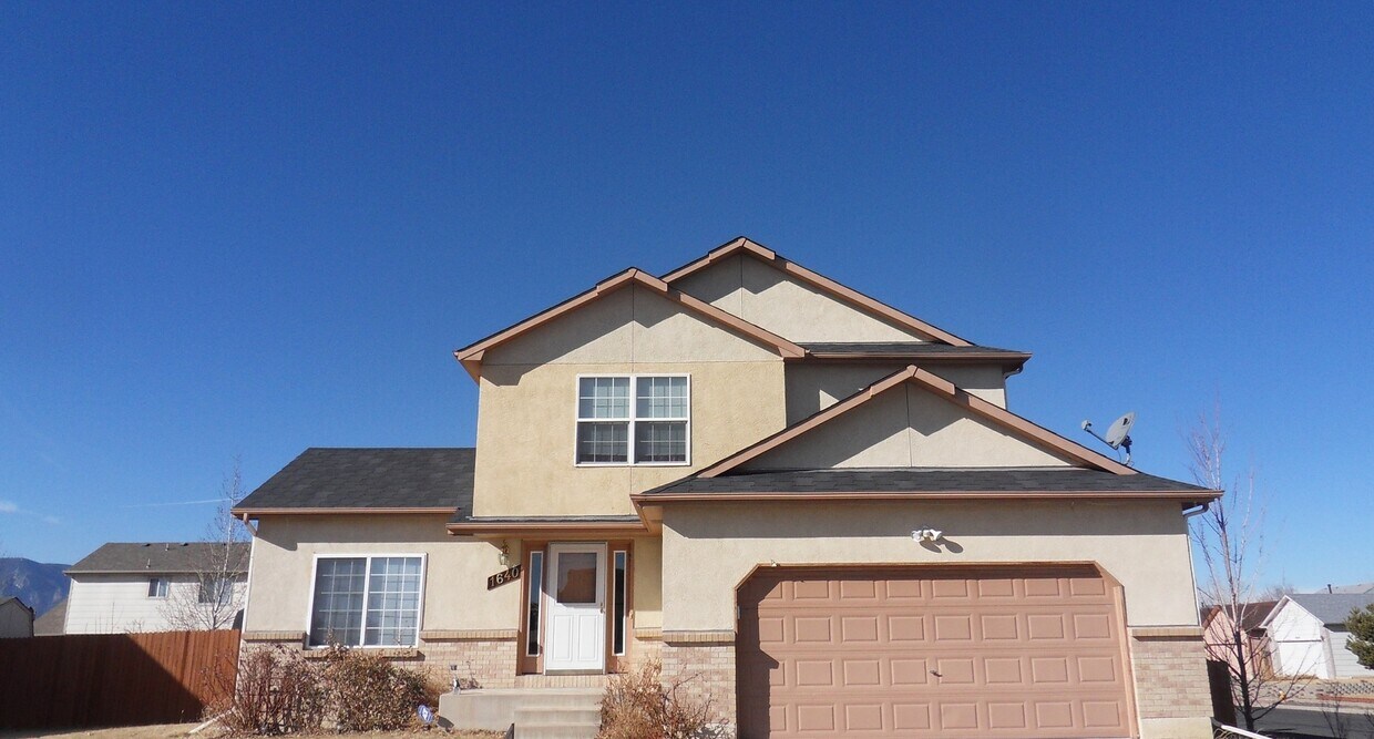 Primary Photo - Spectacular 4 bedroom home with finished b...