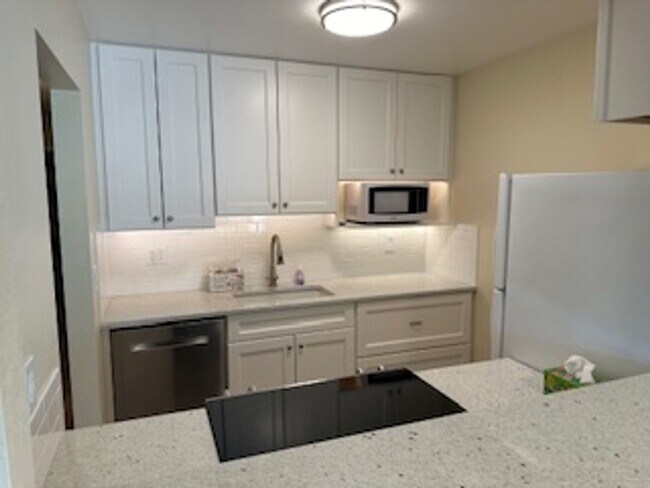 Building Photo - Charming 2 bed 1 bath Upper Level Condo in...
