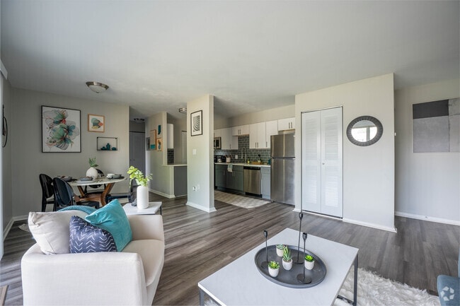 1BR, 1BA - 787SF - Living Room - Fountain Parc
