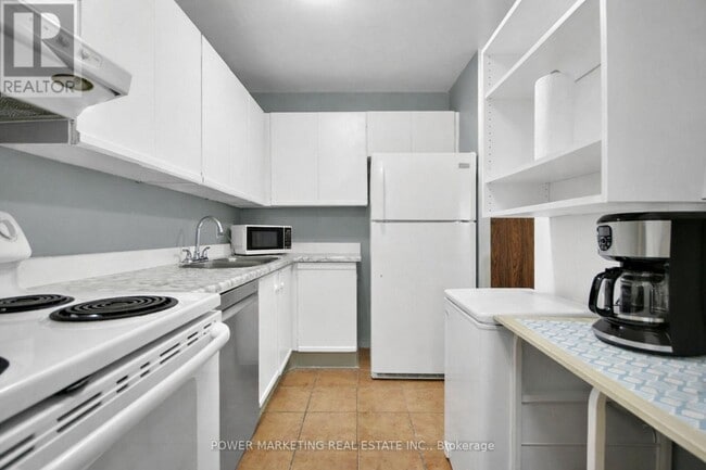 Building Photo - 2020 Jasmine Crescent