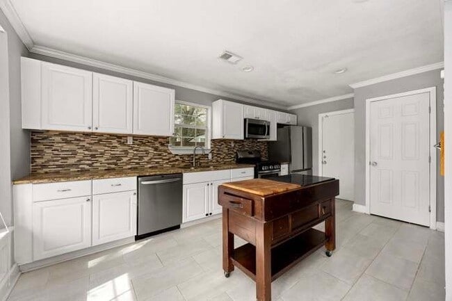 Building Photo - 827 W 43rd St