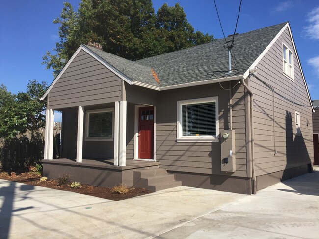 Parking directly in front of the house (shared driveway between houses for garage behind house) - 5047 SE Lafayette St