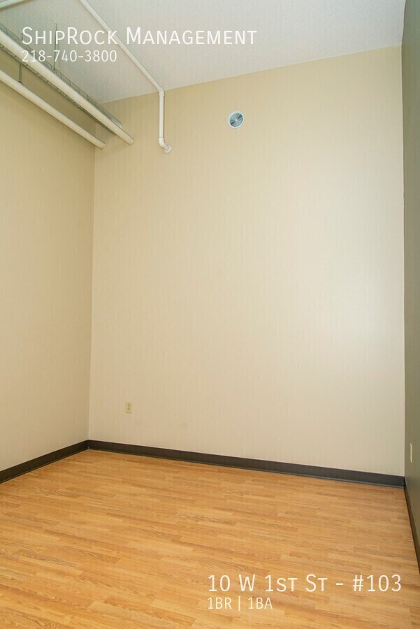 Building Photo - 10 W 1st St