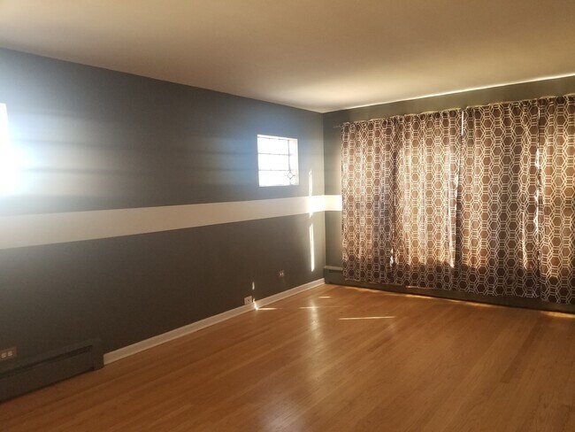 Foto del edificio - 5910 W Higgins Ave