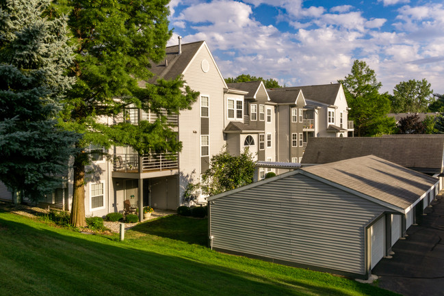 Beautiful Setting - Churchill Place Apartments