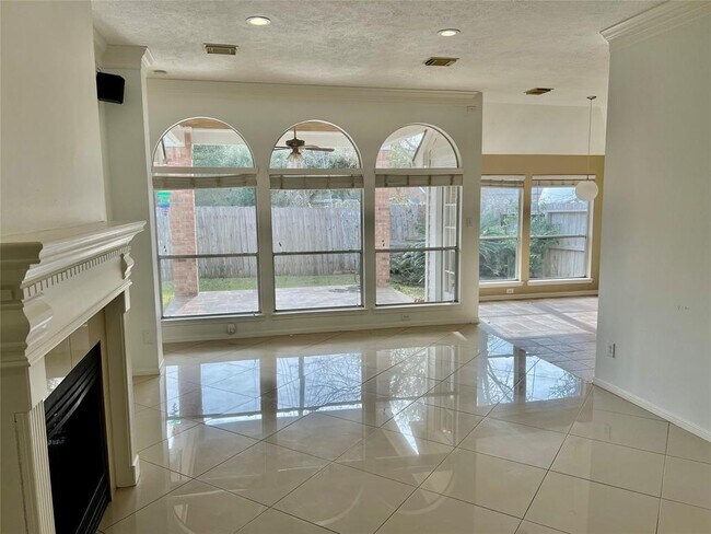 Foto del edificio - 3406 Honey Creek Dr