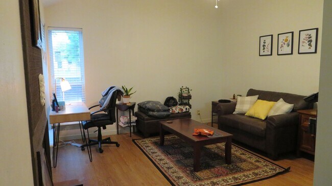 Foto del edificio - CUTE STUDIO WITH LOFT. UT SHUTTLE BUS ACROSS THE STREET