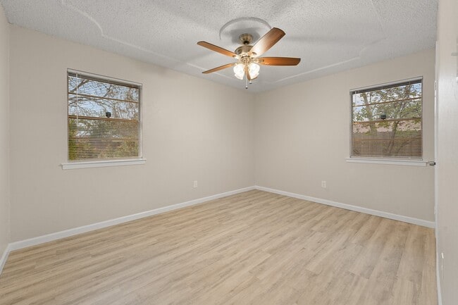 Building Photo - 608 Pleasant Manor Ave