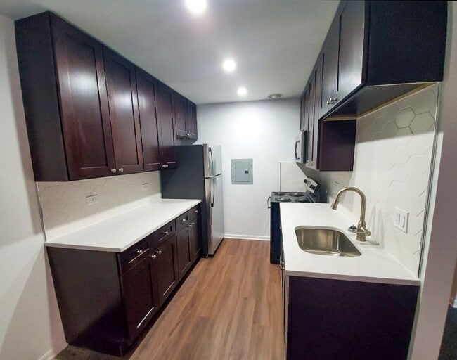 Building Photo - 520 W Aldine Ave