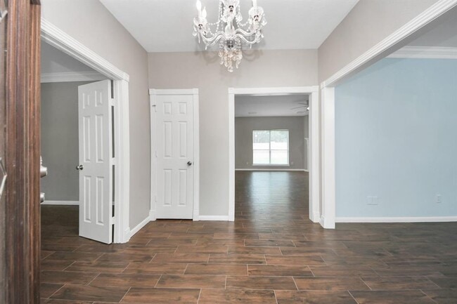Building Photo - 1302 Raintree Cir