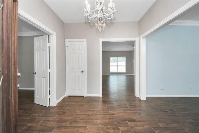 Foto del edificio - 1302 Raintree Cir