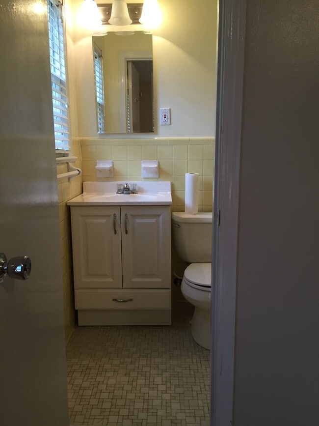 half bath adjoins master - 217 32nd Pl E