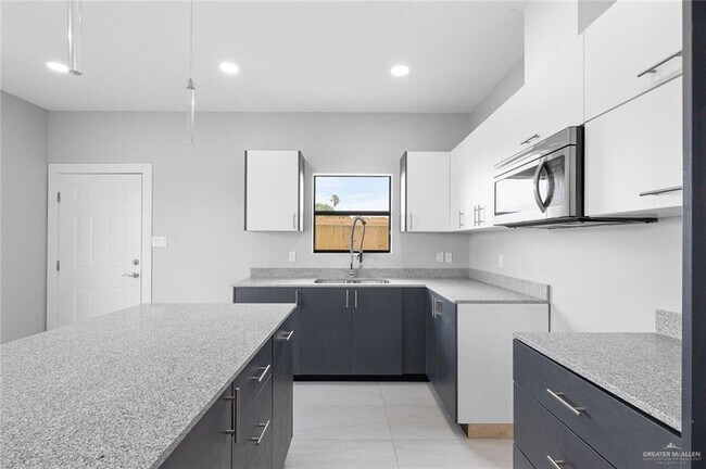 Building Photo - 15 Summerland Ln