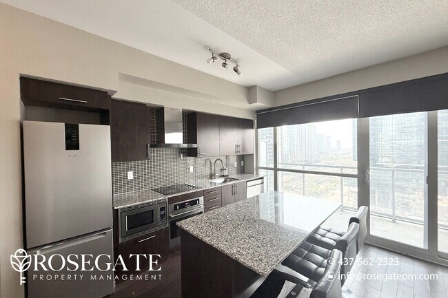 Photo du bâtiment - Modern 2-Bedroom, 2-Bathroom Condo in Down...