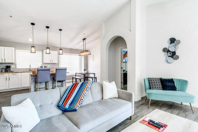 Foto del edificio - 8771 E Pinchot Ave